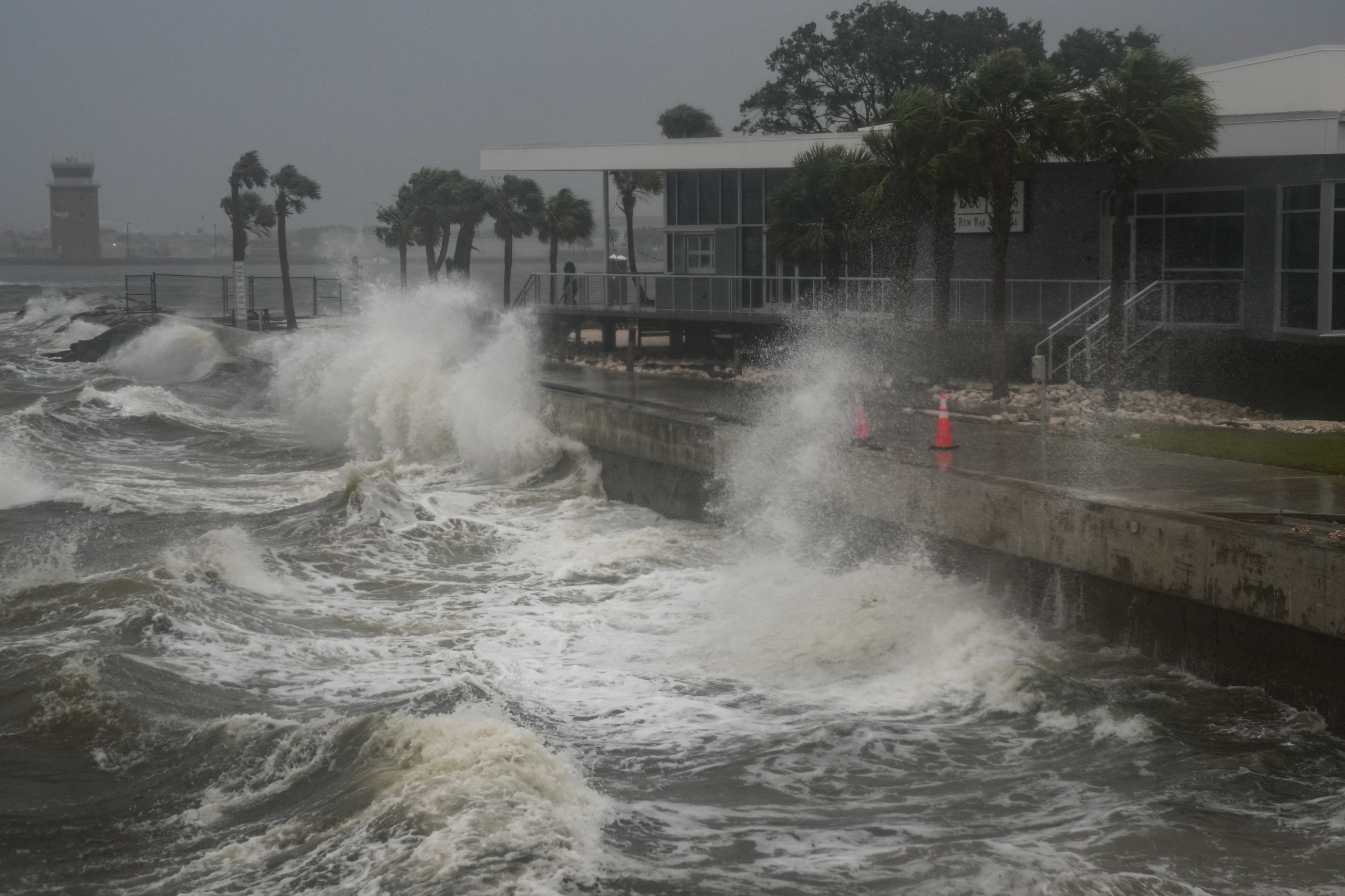 Bão Milton đổ bộ Florida, lượng mưa lớn kỷ lục- Ảnh 2.